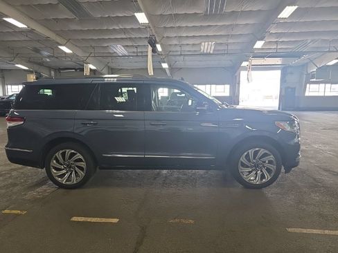 Used 2023 Lincoln Navigator Reserve AWD/4WD image 2