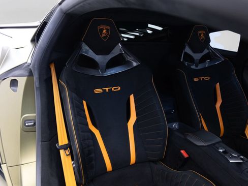 Used 2022 Lamborghini Huracan STO RWD image 17