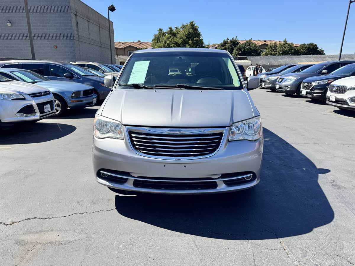 Used 2016 Chrysler Town & Country Touring FWD image 10