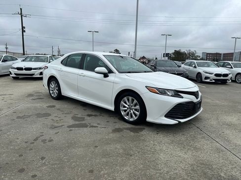 Used 2019 Toyota Camry LE image 5