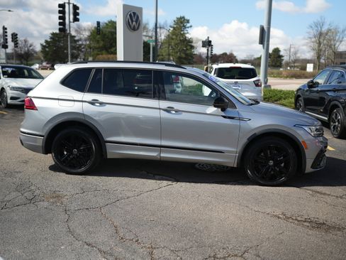 Certified 2022 Volkswagen Tiguan SE R-Line image 9