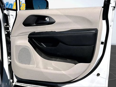 Used 2023 Chrysler Pacifica Touring-L FWD image 27
