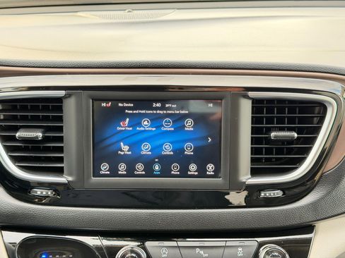 Used 2018 Chrysler Pacifica Touring-L image 55