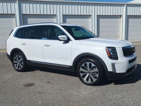 Used 2022 Kia Telluride EX w/ EX Premium Package image 3