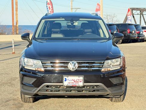 Used 2020 Volkswagen Tiguan SE w/ Panoramic Sunroof Package image 9