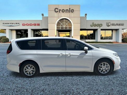 Used 2023 Chrysler Pacifica Touring-L image 2