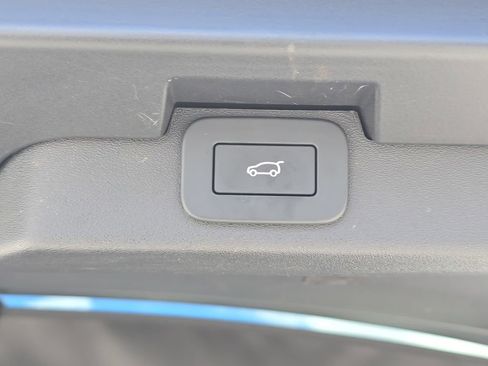 Used 2025 Land Rover Discovery Metropolitan Edition image 14