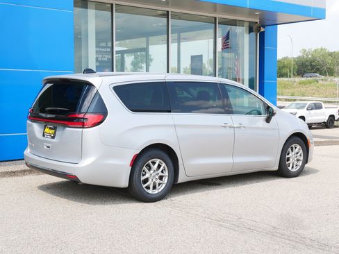 Used 2023 Chrysler Pacifica Touring-L FWD image 3
