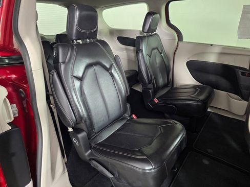 Used 2024 Chrysler Pacifica Touring-L image 42