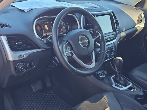 Used 2018 Jeep Cherokee Trailhawk AWD/4WD image 14