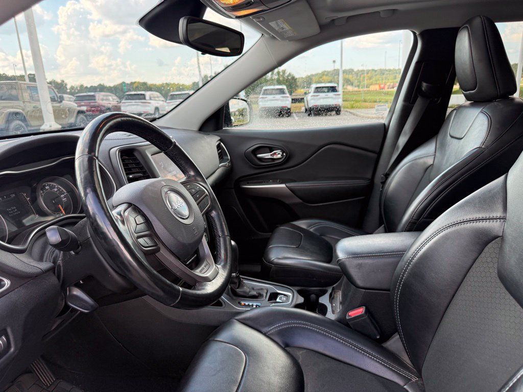 Used 2021 Jeep Cherokee Latitude Plus w/ Sun & Sound Group FWD image 4