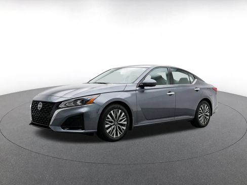 Used 2025 Nissan Altima 2.5 SV FWD image 3