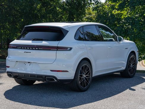 Certified 2025 Porsche Cayenne E-Hybrid w/ Premium Package Plus image 7
