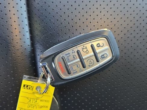 Used 2023 Chrysler Pacifica Touring-L image 35