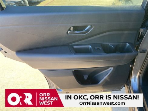 Used 2024 Nissan Pathfinder S image 14