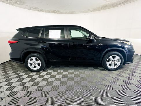 Used 2023 Toyota Highlander L FWD image 2