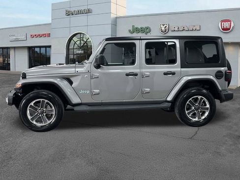 Used 2018 Jeep Wrangler Unlimited Sahara w/ LED Lighting Group AWD/4WD image 8