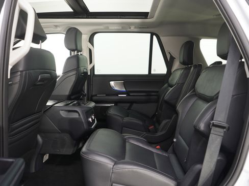 Used 2025 Ford Expedition Platinum AWD/4WD image 24