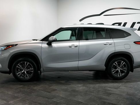 Used 2020 Toyota Highlander XLE AWD/4WD image 3