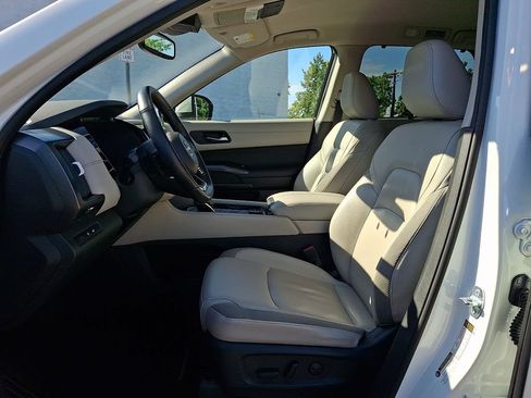 Used 2022 Nissan Pathfinder SL AWD/4WD image 16