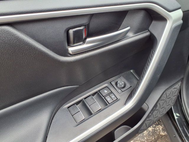 Used 2025 Toyota RAV4 XLE AWD/4WD image 20