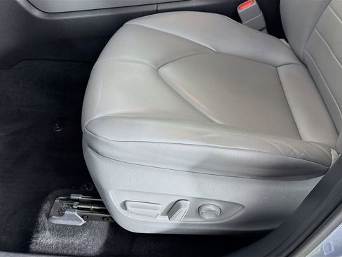 Used 2021 Toyota Highlander XLE image 19