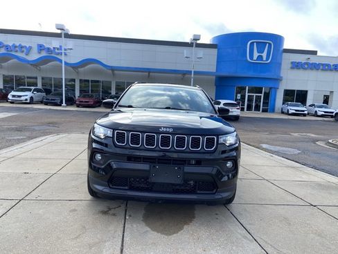 Used 2025 Jeep Compass Latitude AWD/4WD image 3