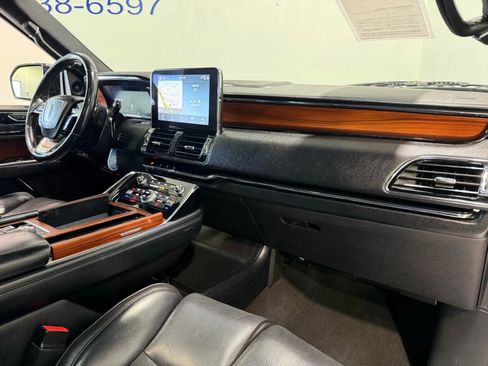 Used 2018 Lincoln Navigator Select image 27