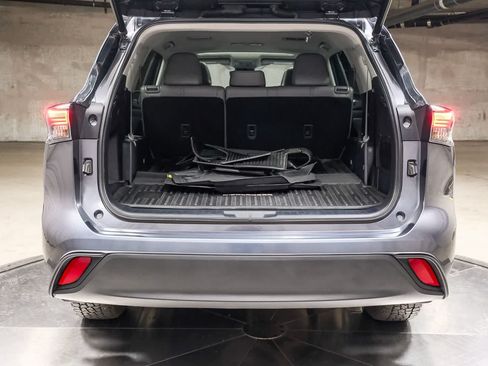 Used 2020 Toyota Highlander XLE AWD/4WD image 29