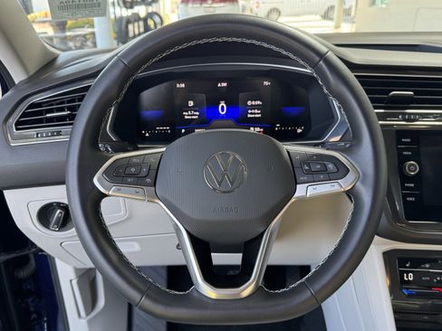 Used 2023 Volkswagen Tiguan SE w/ Panoramic Sunroof Package FWD image 20