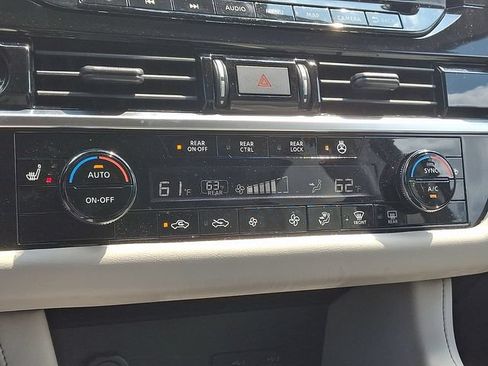 Used 2022 Nissan Pathfinder SL AWD/4WD image 18