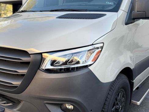 Used 2024 Mercedes-Benz Sprinter 2500 image 11