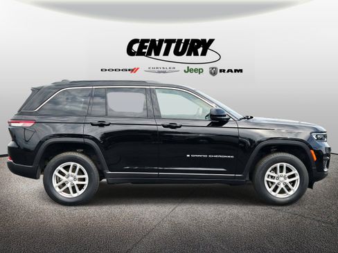 Used 2025 Jeep Grand Cherokee Laredo X RWD image 2
