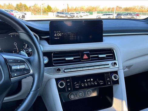 Used 2025 Genesis G70 2.5T image 7