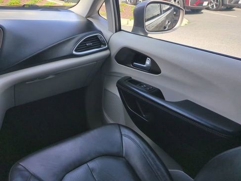 Used 2018 Chrysler Pacifica Touring-L FWD image 17