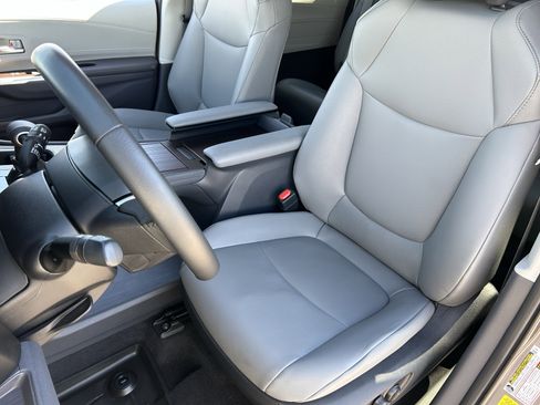 Used 2023 Toyota Sienna XLE w/ XLE Plus Package image 23