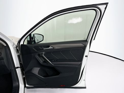Used 2024 Volkswagen Tiguan SE image 32