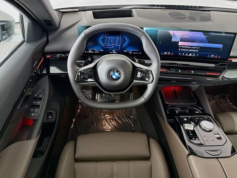 Used 2025 BMW 530i w/ Premium Package image 24