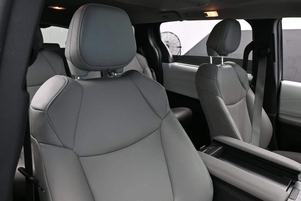 Used 2025 Toyota Sienna XLE w/ XLE Plus Package FWD image 47