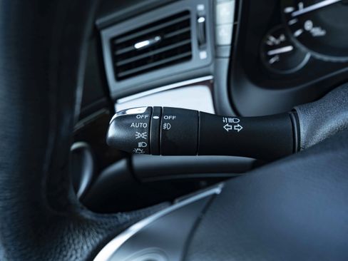 Used 2018 INFINITI Q70 Luxe RWD image 23