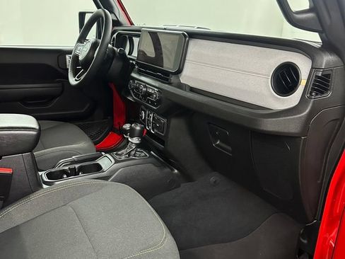 Used 2024 Jeep Wrangler Unlimited AWD/4WD image 33