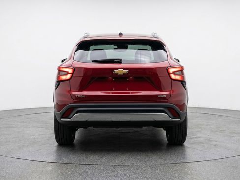 Used 2025 Chevrolet Trax LT FWD image 7