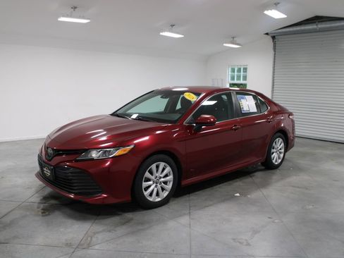 Used 2018 Toyota Camry LE FWD image 4