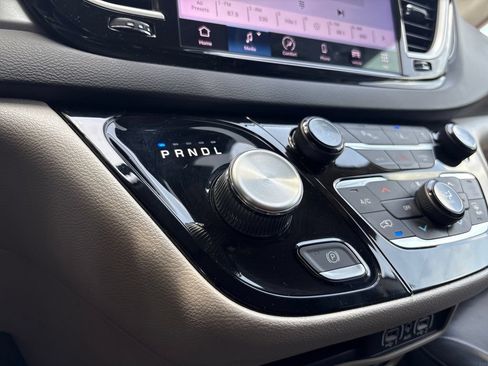 Used 2023 Chrysler Pacifica Touring-L FWD image 23