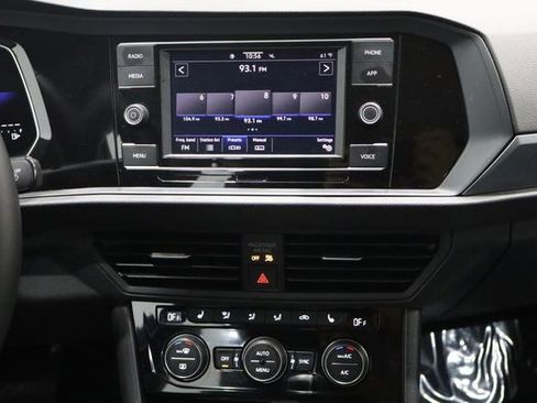 Used 2024 Volkswagen Jetta SE image 31