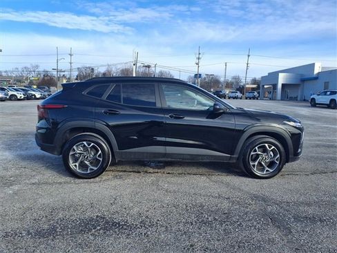 Used 2025 Chevrolet Trax LT w/ LT Convenience Package image 12