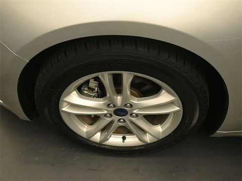 Used 2018 Ford Fusion SE w/ Fusion SE Technology Package image 14