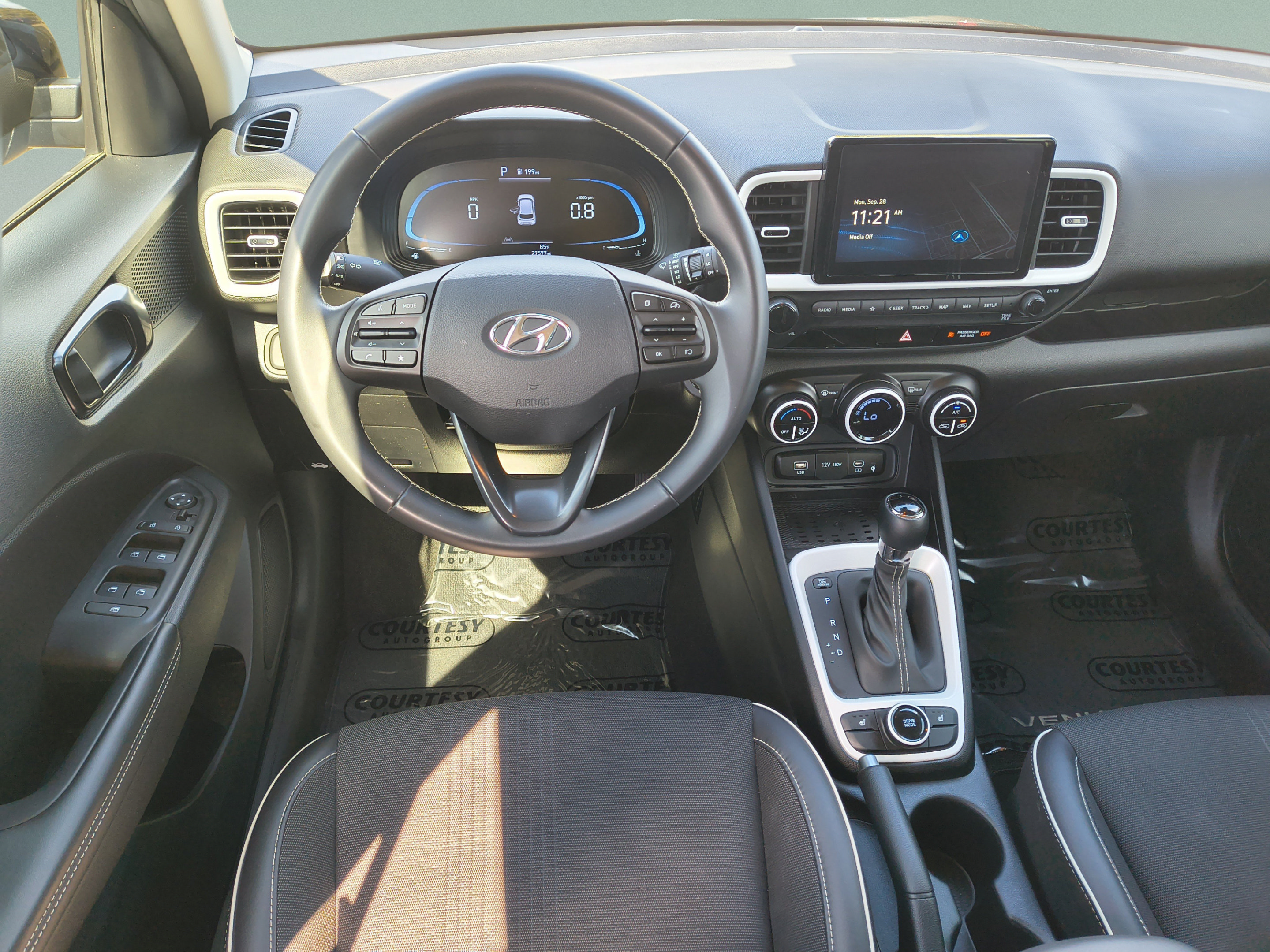 Certified 2024 Hyundai Venue Limited FWD image 11