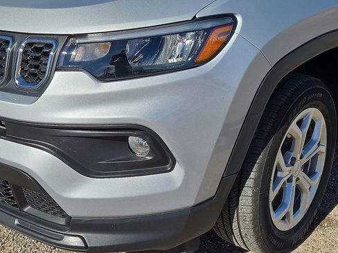 Used 2024 Jeep Compass Latitude image 10