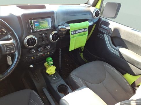 Used 2016 Jeep Wrangler Unlimited Rubicon w/ Connectivity Group image 19